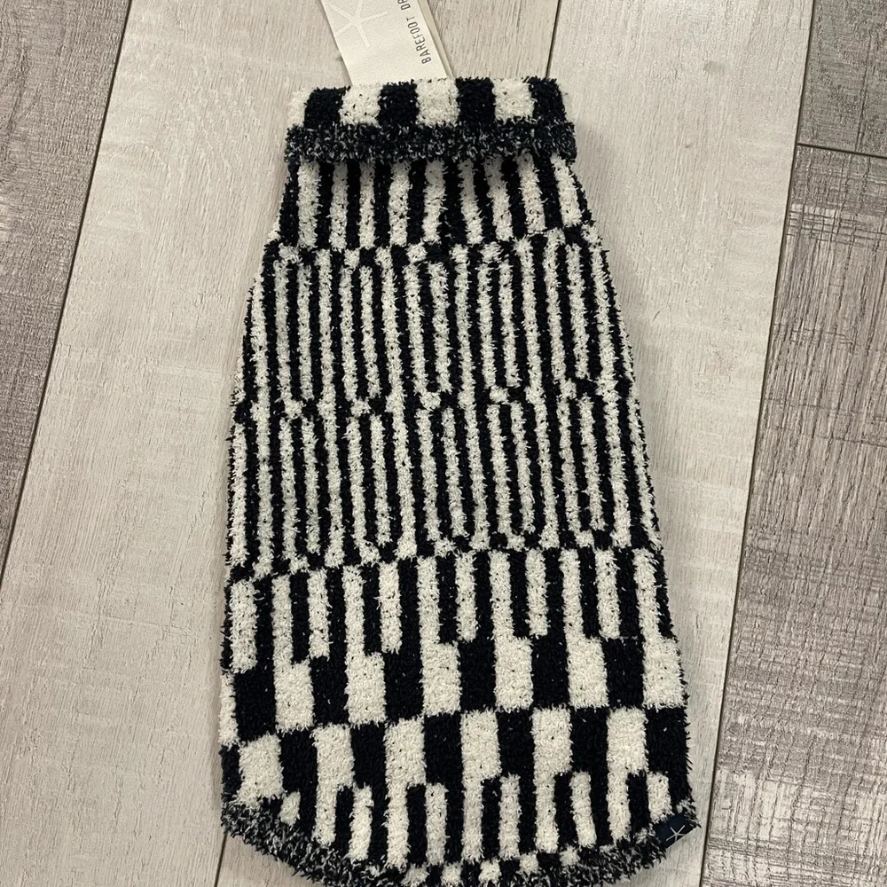 Barefoot Dreams NWT M COZYCHIC ABSTRACT CHECK PET SWEATER - Picture 6 of 7